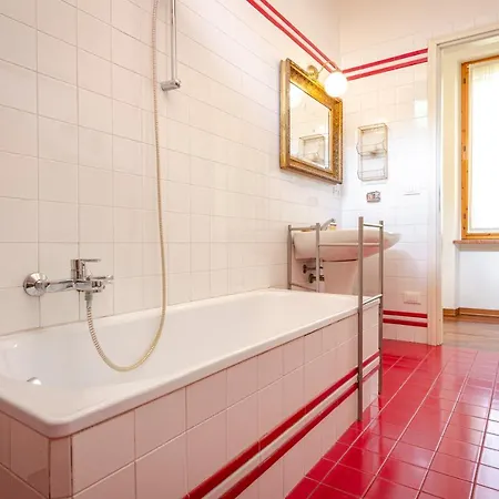 Stylish One Bedroom In The Heart Of Apartment