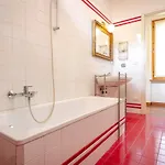 Stylish One Bedroom In The Heart Of Apartment